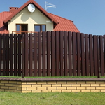 Забор из профнастила в виде штакетника