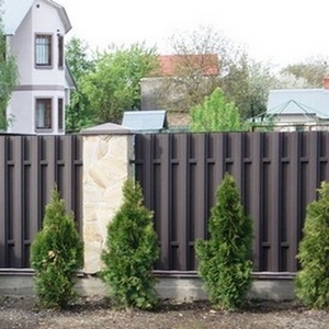 Забор из металлического штакетника и профнастила