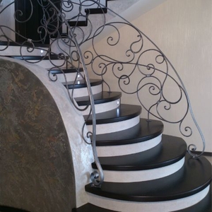 Лестницы на металлокаркасе,  из массива,  для дома и дачи