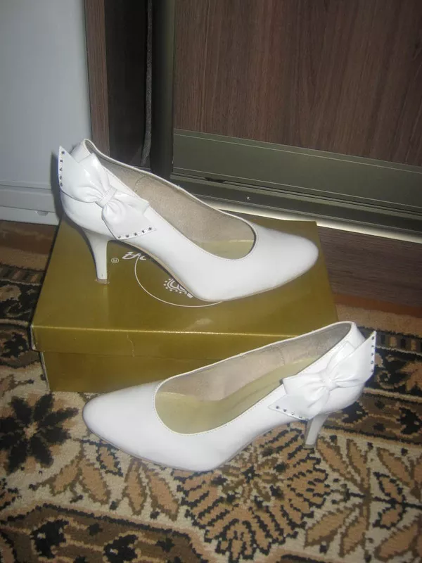 Продам красивые белые свадебные туфли