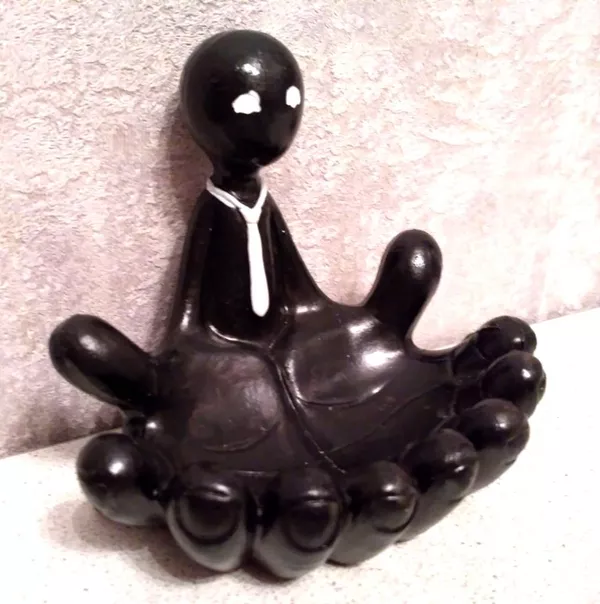 Сувенир пепелка статуэтка рука ладони человек черная 