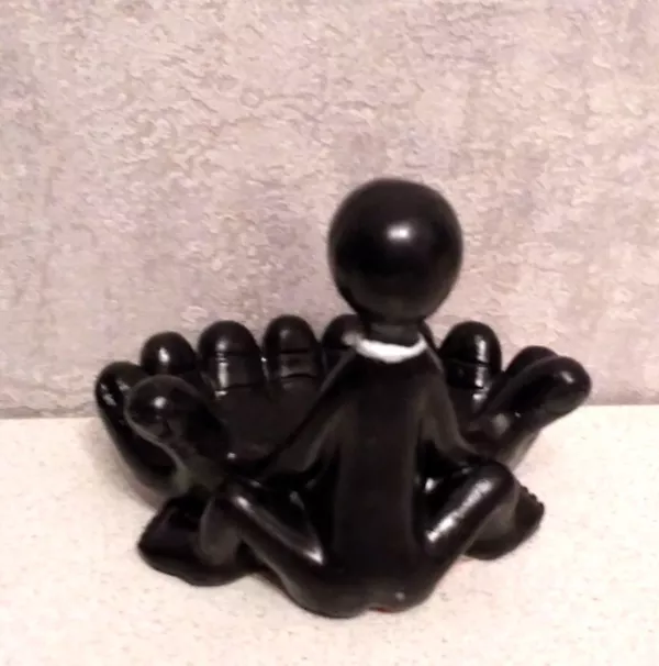 Сувенир пепелка статуэтка рука ладони человек черная  2