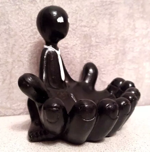 Сувенир пепелка статуэтка рука ладони человек черная  3